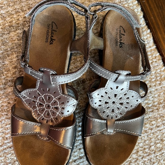 Clark’s Bendables sandals size 8.5, bronze, Velcro closure, EUC, cushioned comfy - Picture 2 of 6